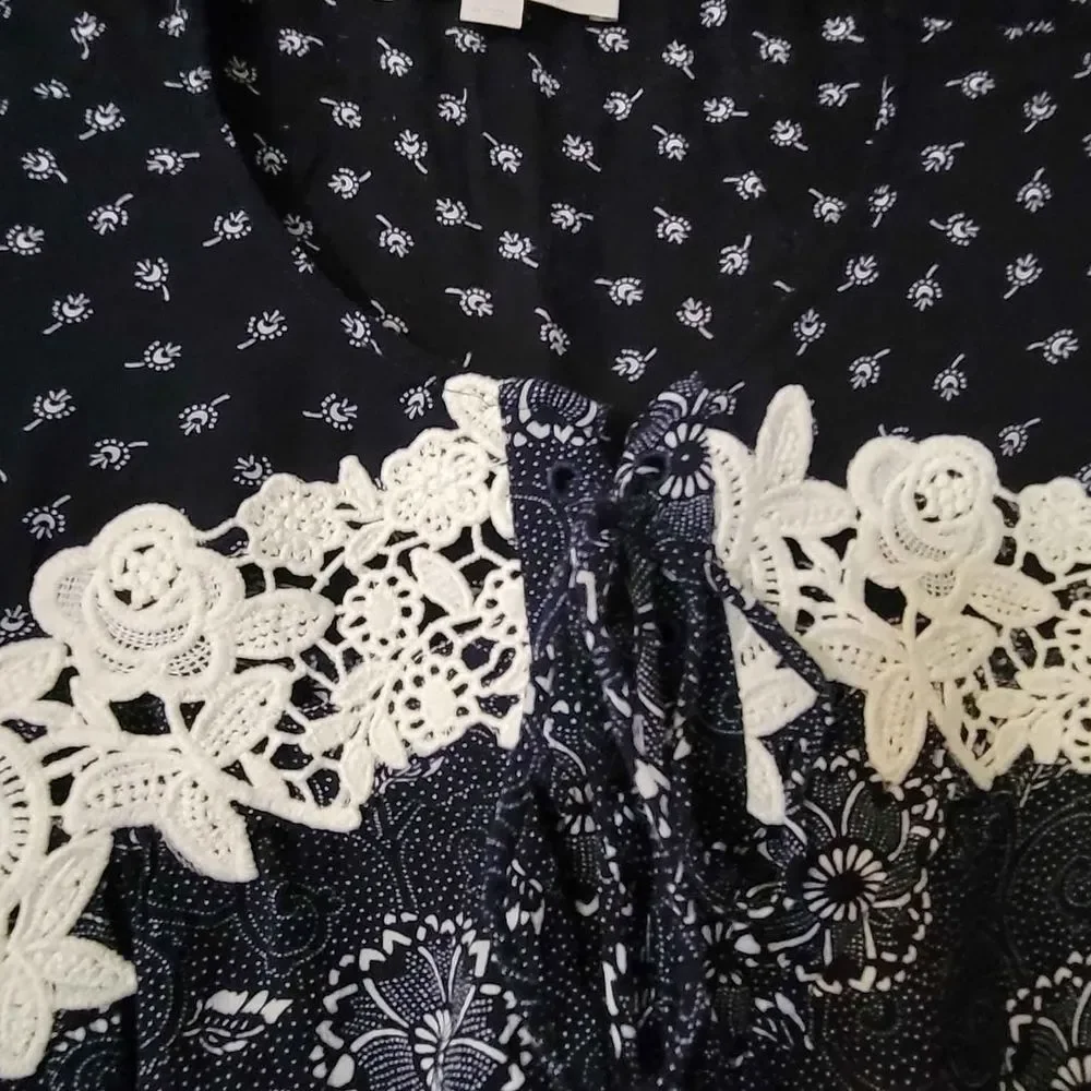 Women's Size Medium Ann Taylor LOFT 3/4 Sleeve Black and White Flowy Blouse Top